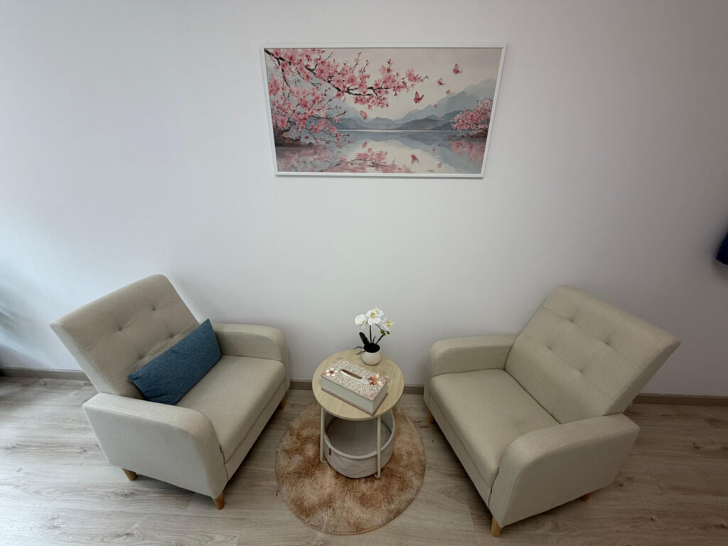 Sala de espera de la clínica, con dos sillones beige y una mesa auxiliar